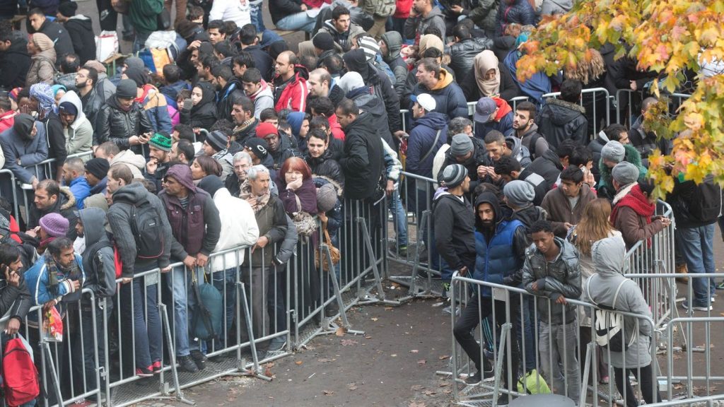 Flüchtlingskrise 2015: Czaja: Flüchtlingsunterbringung in Turnhallen war ein Fehler
