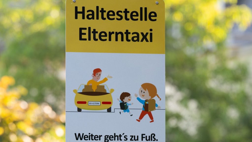 Umfrage der ADAC-Stiftung: Jeder fünfte Grundschüler fährt täglich Elterntaxi