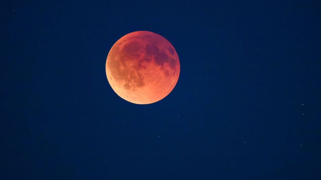 Himmelsphänomen: Rötliche Scheibe: Totale Mondfinsternis über Deutschland