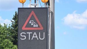 Über 30 Kilometer Stau: Sechs Autos krachen auf A8 ineinander: Fünf Verletzte
