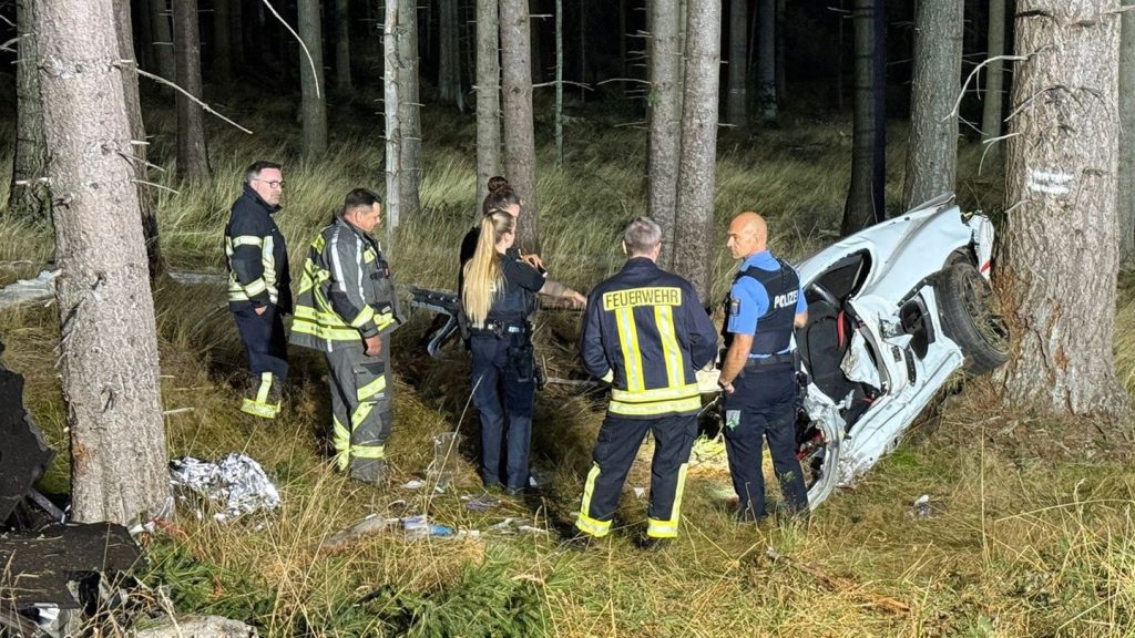 Unfälle: Auto rast gegen Bäume - Zwei Tote im Taunus