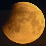 Fakten zum Himmelsphänomen: Darum ist der Mond trotz Finsternis heute nicht unsichtbar