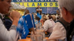 Brauchtum und Politik: Gillamoos 2025: Falsche Musik und laute Töne