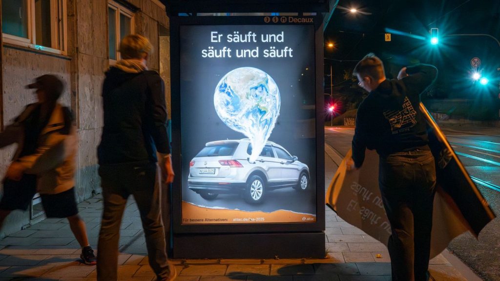 Protest: Attac protestiert mit Satireplakaten gegen die IAA