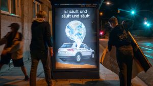 Protest: Attac protestiert mit Satireplakaten gegen die IAA
