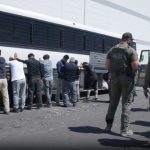 Hunderte Südkoreaner nach Festnahme bei Razzia in den USA auf dem Weg in ihre Heimat
