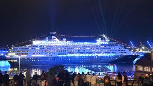 Buntes: Schiffsparade und Feuerwerk - Hamburg Cruise Days beginnen