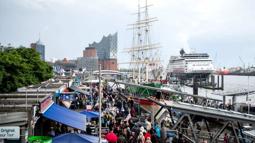 Buntes: Schiffe schauen und Feuerwerk - Cruise Days locken Besucher