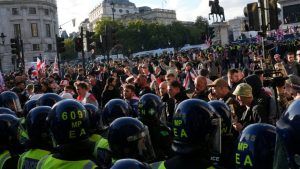 London: Rechtsextremist Tommy Robinson zieht zehntausende Demonstranten an