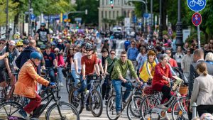 Automobilmesse: Hunderte protestieren auf Rädern und zu Fuß gegen IAA