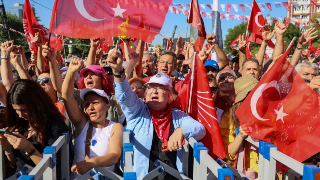 Vor Gerichtsverhandlung: Zehntausende Türken demonstrieren für oppositionelle CHP
