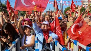 Vor Gerichtsverhandlung: Zehntausende Türken demonstrieren für oppositionelle CHP