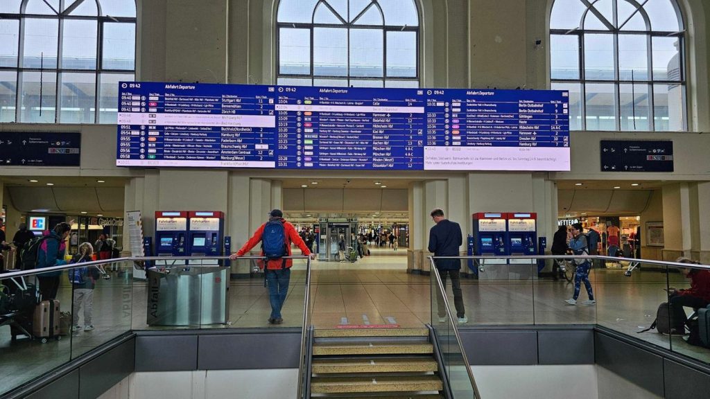Was Bahnreisende wissen müssen: Brand und Unfall bei Hannover: Wichtige Bahnstrecke gestört