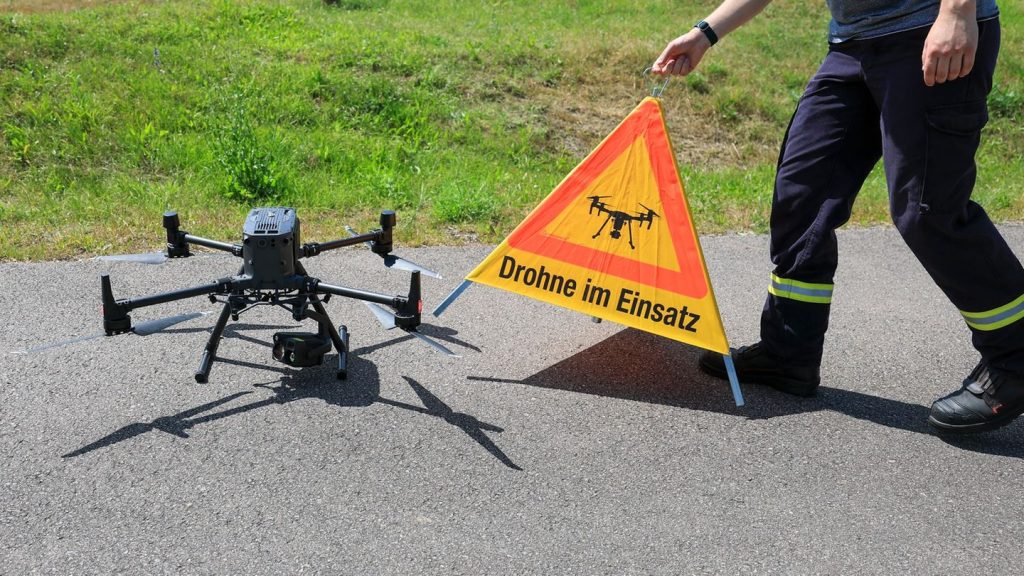 Verkehr: Autofahrer flieht nach Unfall mit Baum - Große Suche