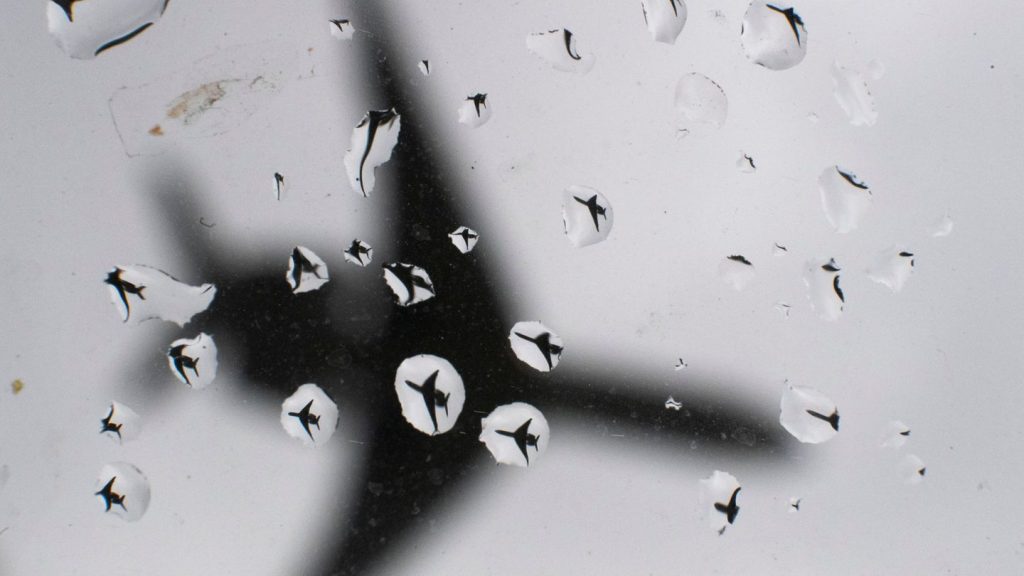Zwischenfall in Krakau: Regen in Krakau: Urlaubsflieger gerät bei Landung auf Rasen