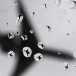 Zwischenfall in Krakau: Regen in Krakau: Urlaubsflieger gerät bei Landung auf Rasen