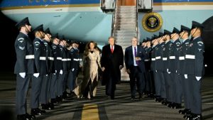 Trump zu seinem zweiten Staatsbesuch in Großbritannien eingetroffen