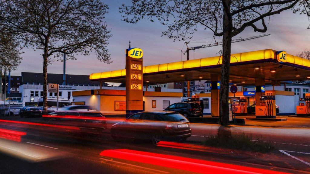 Kriminalität: Tankstellenmitarbeiter schlägt Räuber Waffe aus der Hand