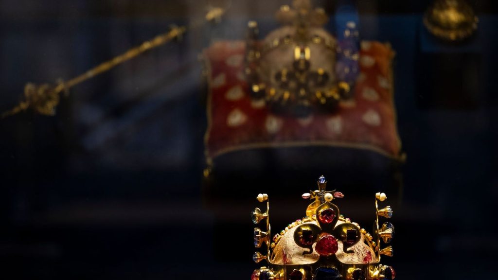 Attraktion für Touristen: Prager Burg zeigt Böhmische Kronjuwelen