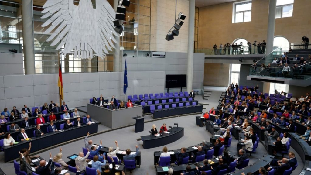 Schlagabtausch in Haushaltsdebatte - Opposition kritisiert "Verschiebebahnhof"
