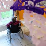 Pflege: Köpping besucht Projekt zu KI gegen Einsamkeit im Alter