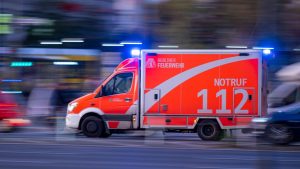 Feuer in Wohnhaus: Dachstuhlbrand in Schöneberg - keine offenen Flammen mehr