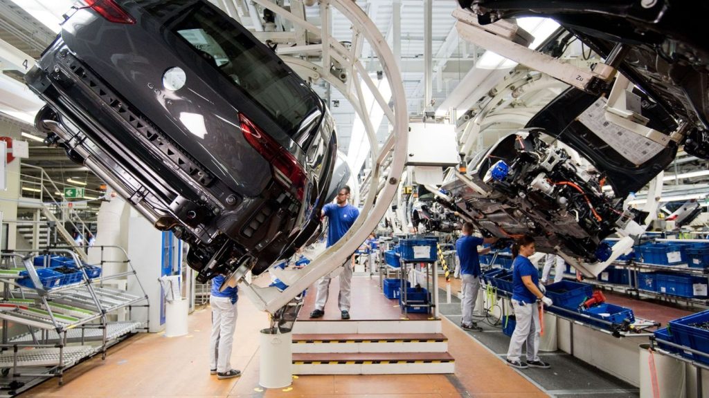 Metall- und Elektroindustrie: Umfrage: Viele Industriebetriebe planen Stellenabbau