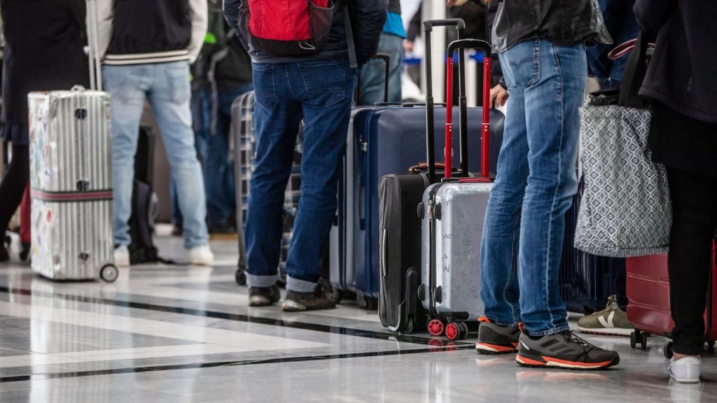 Flughafen Stuttgart: Bundespolizei findet Messer und gefälschte Pässe bei Familie