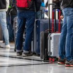Flughafen Stuttgart: Bundespolizei findet Messer und gefälschte Pässe bei Familie
