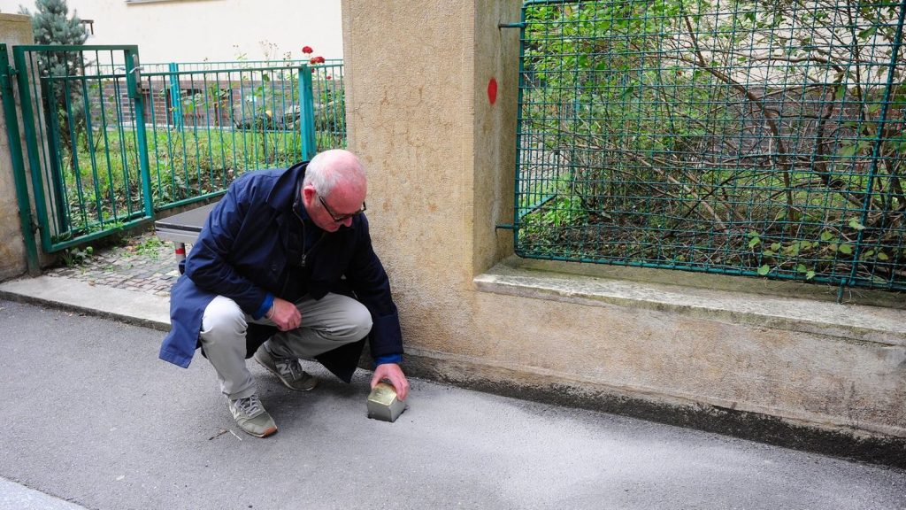 Mahnende Erinnerung: Neuer Stolperstein für Schriftsteller Pavel Tigrid