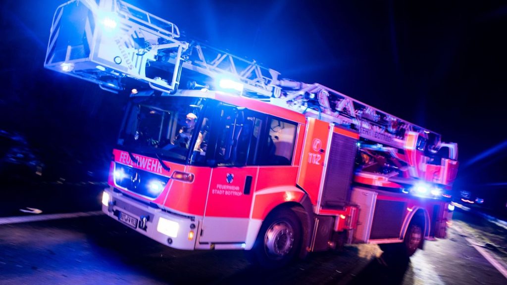 Brände: Feuerwehr rettet Menschen aus brennender Wohnung in Chemnitz