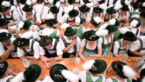 Münchner Oktoberfest beginnt mit Einzug von Wirten und Fassanstich