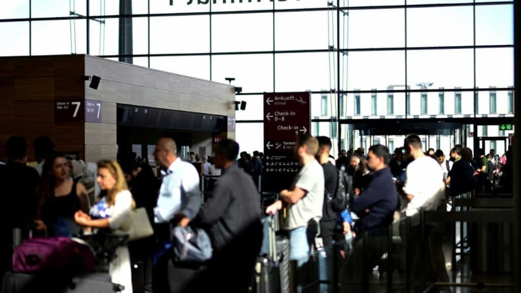Cyberangriff auf Dienstleister: Längere Wartezeiten am Flughafen Berlin-Brandenburg