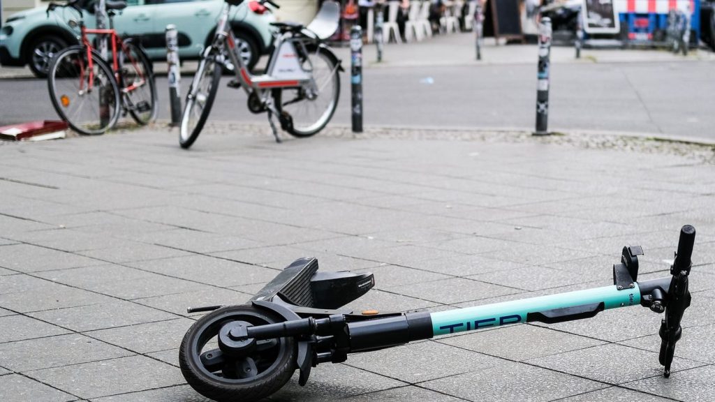 Chaos auf Gehwegen: Stolperrisiko E-Scooter - Blindenverein klagt gegen Berlin