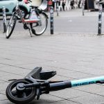 Chaos auf Gehwegen: Stolperrisiko E-Scooter - Blindenverein klagt gegen Berlin