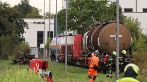 Feuerwehreinsatz: Tropfender Waggon: Gefahrguteinsatz am Bahnhof Troisdorf
