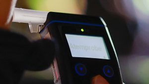Betrunken am Steuer: Autofahrer trinkt Wodka und fährt mit Kind weg