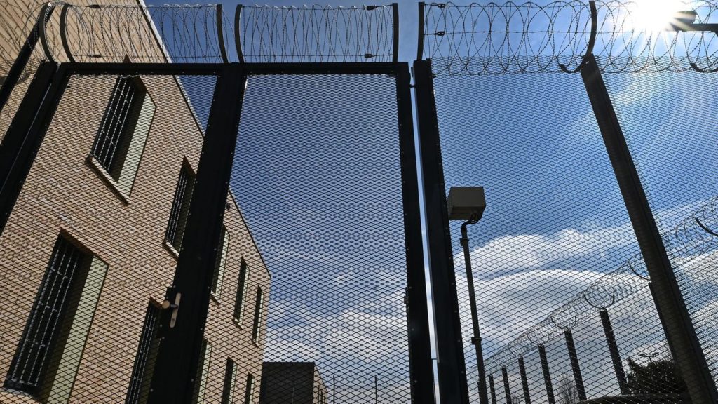 Migration: Erste Abschiebungen aus neuer Haftanstalt