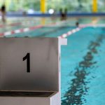 Mädchen stirbt: Unglück im Hallenbad – Prozess gegen Schwimmlehrerin startet