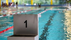 Mädchen stirbt: Unglück im Hallenbad – Prozess gegen Schwimmlehrerin startet