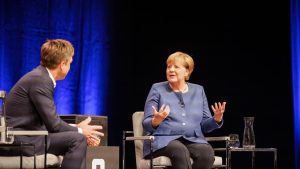 Ex-Kanzlerin in Talkshow: Merkel lobt Merz: "Mit Charme und Stimme"