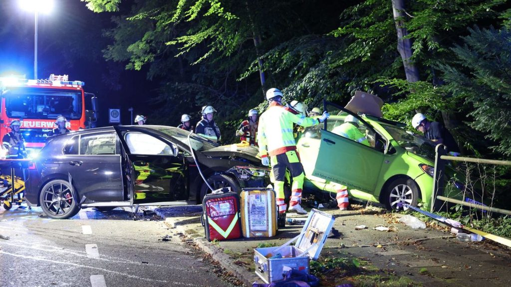 Unfall: Vier Verletzte bei Autounfall in Solingen