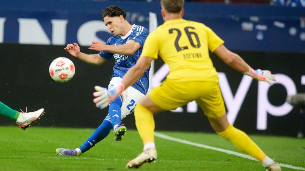 2. Fußball-Bundesliga: Porath schießt Schalke auf den Aufstiegsplatz