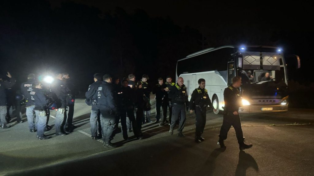 Fans von Rot-Weiß Erfurt: Polizist bei Kontrolle von Fußballfans schwer verletzt