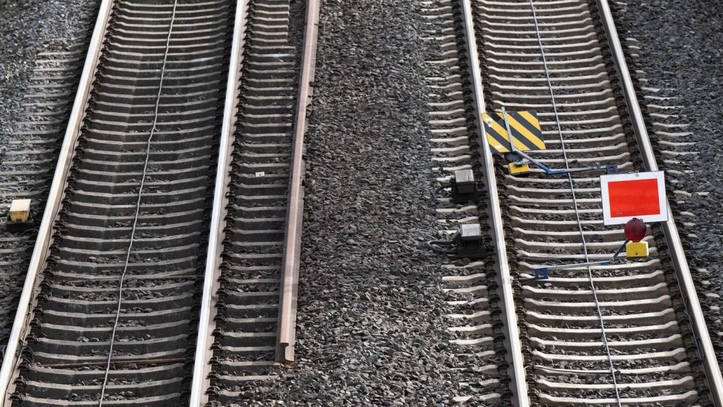 Zugverkehr: Beschädigte Oberleitung stoppt Bahnverkehr in Stendal