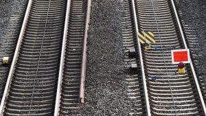 Zugverkehr: Beschädigte Oberleitung stoppt Bahnverkehr in Stendal