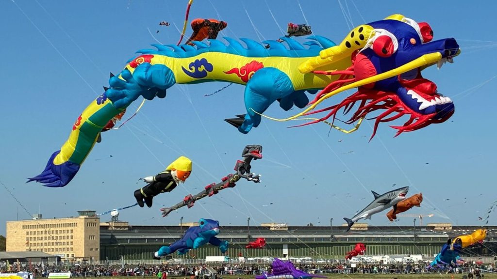 Tempelhofer Feld: Ungeheuer schöne Ungeheuer: 100.000 bewundern Riesendrachen