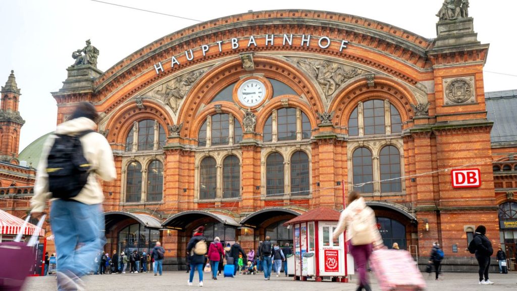 Kontrollen um Bremer Bahnhof: Polizei stellt Waffen, Drogen und Bargeld sicher