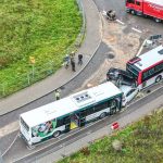 Unfall: Bus schiebt zwei Autos übereinander