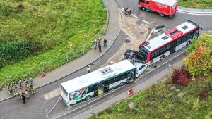 Unfall: Bus schiebt zwei Autos übereinander